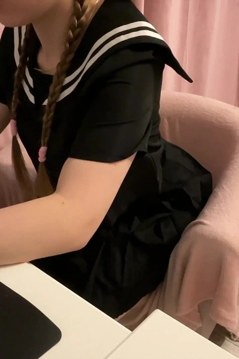 Üniformalı kız porno izliyor mastürbasyon yapıyor