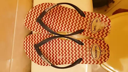 Gozando nas havaianas da putinha