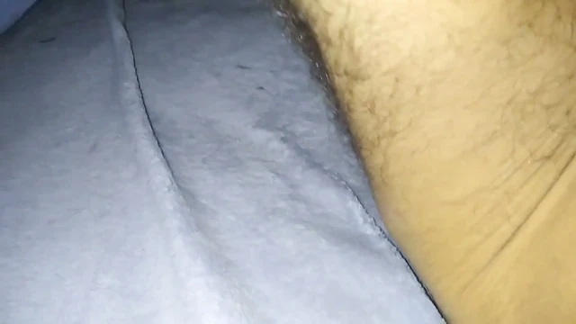 Kıllı sürtük çok ateşli uyandı, büyük yarağını çarşafların altına boşalttı