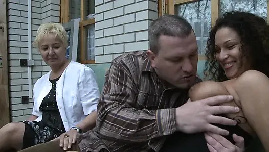 Sapık Olgun Gizi Zsuzsa açık Havada Üçlü Sikişiyor