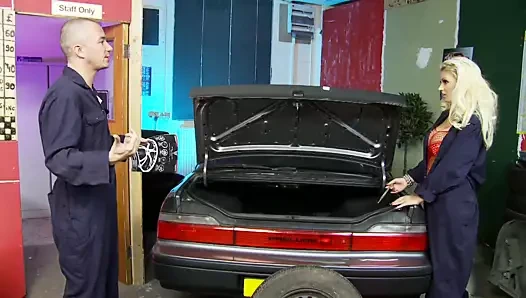 azgın bebeğim içinde seksi iç çamaşırı verir kafa için the züppe alır ve fucked