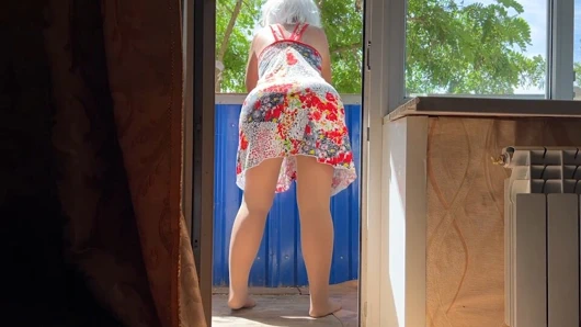 Eşekte iyi sokulmuş çük, balkonda olgun milf (orta yaşlı kadin) onu büyük kıçından alır