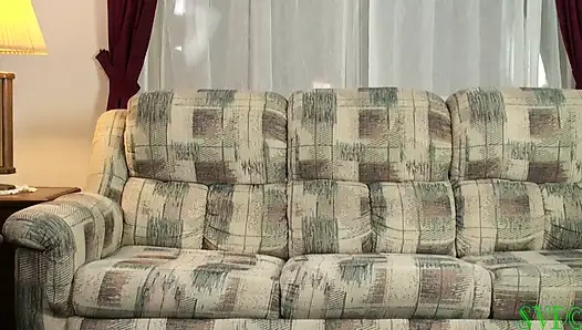 Genç erkek avcısı nine benim için şov yapıyor