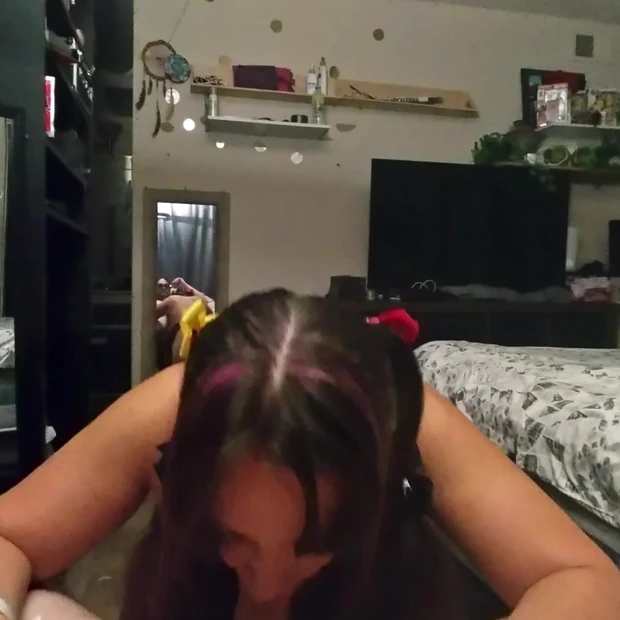 Настоящая падчерица глотает порцию спермы, пока мама готовит