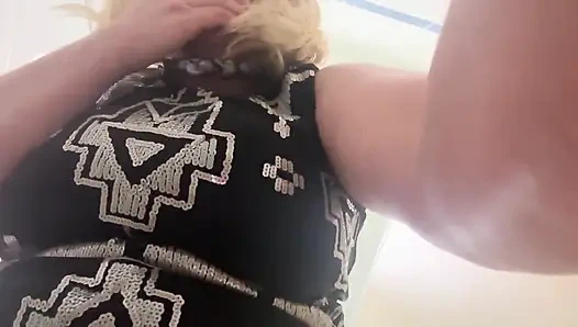 Yeni yıl umumi tuvalette işiyor, mastürbasyon yapıyor ve edepsiz konuşma