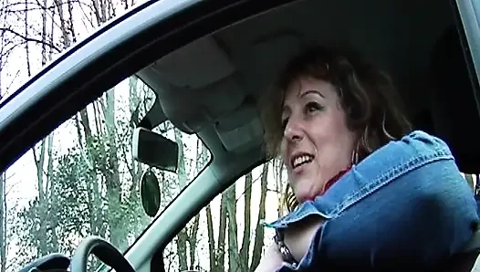 Fransa'dan yaşlı iri güzel kadın anal deliğine büyük yarak alıyor