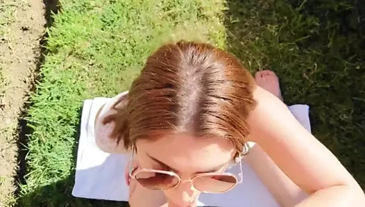 Una MILF italiana spompina uno sconosciuto in giardino
