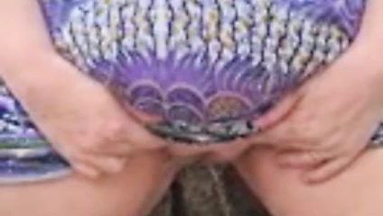 Ormanda bir şelaleye işemek