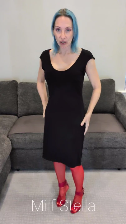 Küçük siyah elbise ve kırmızı topuklu ayakkabılar