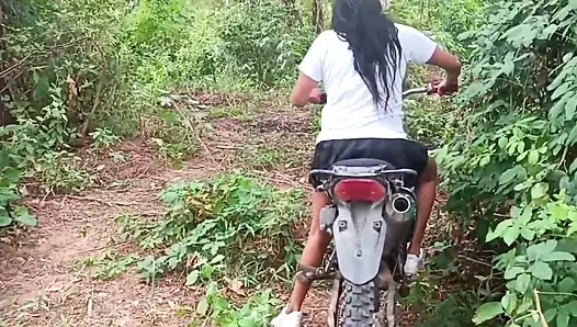 Üvey kız kardeş sıkı amcığını cennette prezervatifsiz siktiriyor
