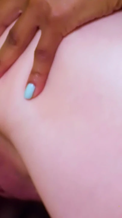 Çorap ve saten çarşaflar - sarışın orta yaşlı seksi kadın altın yatakta yalanıyor