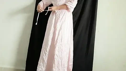 Büyük götlü Endonezyalı kız yeni saten elbiseyi deniyor, en son viral Endonezya pornosu