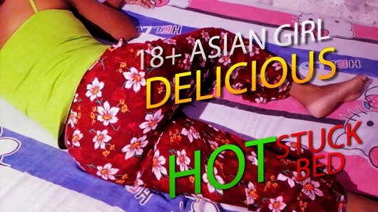 18+ Asyalı evli kadının yatakta sıkışınca biraz eğlenmeye ihtiyacı var