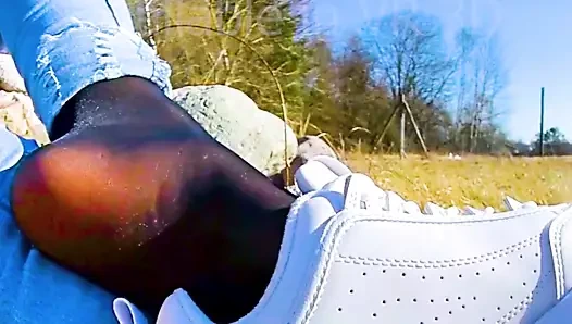 Shoeplay spor ayakkabı kız terli kokmuş naylon çoraplarından kayıyor