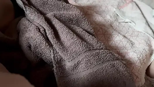 Ayaklarım yatakta yüksek sesle işememe yardım etti - yüksek sesle işeme