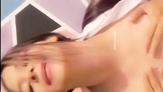 Üniversiteli oda arkadaşım beni sert sikiyor