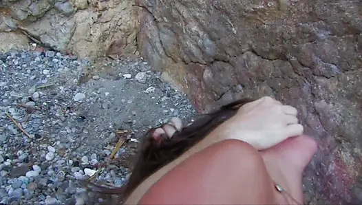 Seksi bikinili genç kız plajda sert sikiliyor