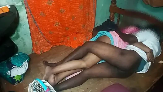 Kerala evli kadın kocasının arkadaşıyla seks yapıyor