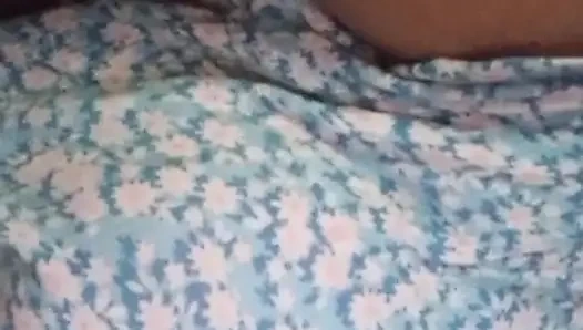 Büyük memeli ve ıslak amcıklı dildo şehveti ile banyo odasında Sri Lankalı kız musterbasyonu