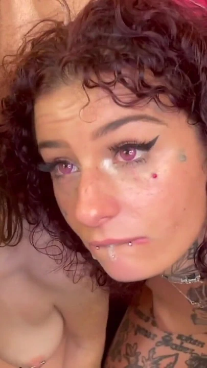 İki sürtük kız arkadaş yaşlı adamın büyük şişman yarağını ve dölünü paylaşıyor (bölüm 4, son) | Klip 1