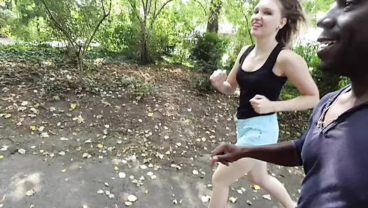 Koşucu genç kız minibüsümde sikişmek için yalvardı