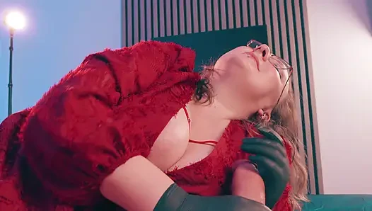 Eldivenli elle muamele el ağzına - baskın orta yaşlı seksi kadın tıbbi eldivenler kenar ve aşağılama sıska adam bakış açısı