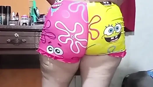 Üvey annemin fahişesi beni baştan çıkarıyor ve beni takip ediyor