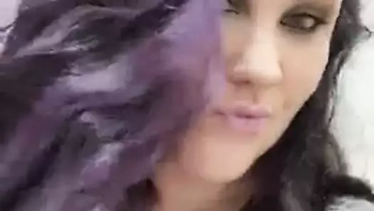 Göğüsler ve kedi dokunmadan