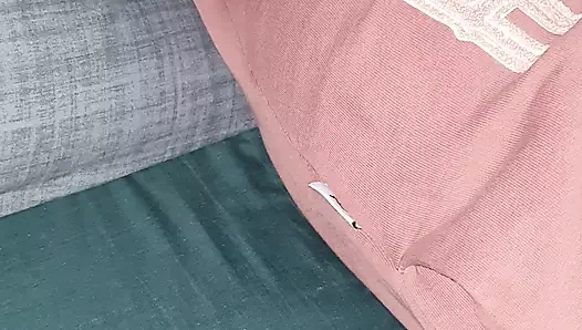 Üvey anne üvey oğlunun yarağına bastırarak ayakla mastürbasyon yapıyor