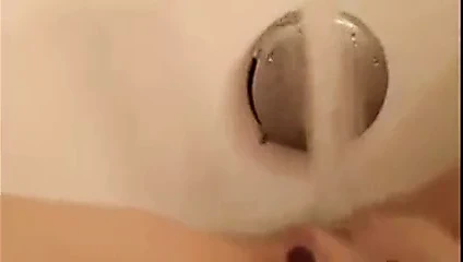 Tıraşlı milf su eğlencesi!