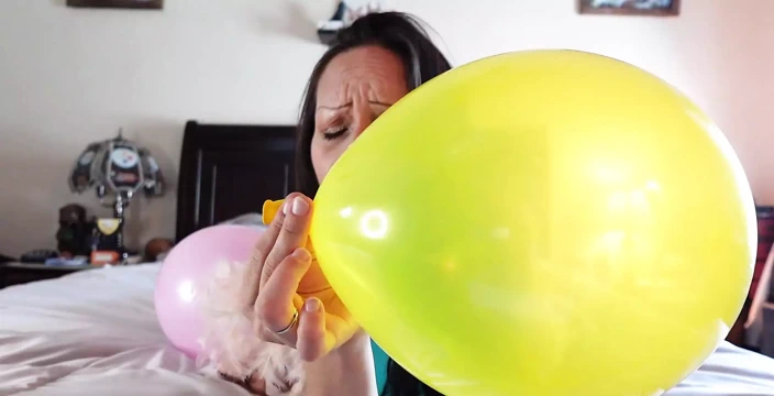 Balonlarımla seni azdırmak istiyorum, yarağını her nefese okşamasını izlemek istiyorum