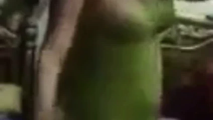 Arap dik eş dans içinde evde