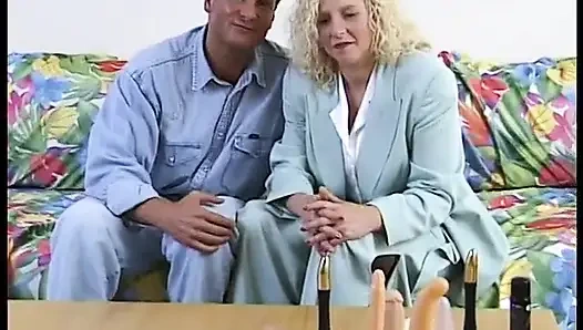 Çoraplı olgun amına dildo yapıyor ve yarak emiyor