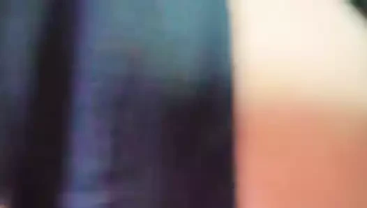 Asyalı evli kadın arabada sulu ıslak amını sikmek istiyor.. Kahverengi kız sulu kıllı amcıkla gerçek inliyor..