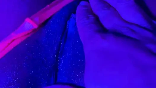Zenci tanrıça sızdırıyor: neon tanga ve dildo fışkırtıyor