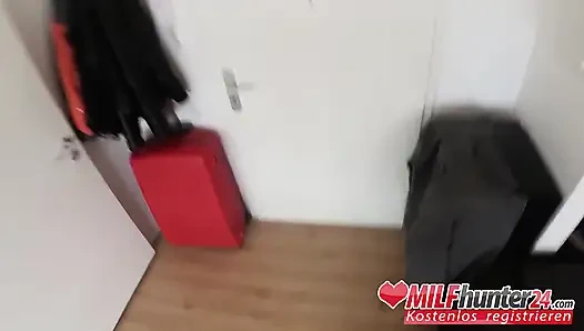 Orta yaşlı seksi kadın avcısı Sidney Dark'a acımasızca sikişiyor! (Almanca)