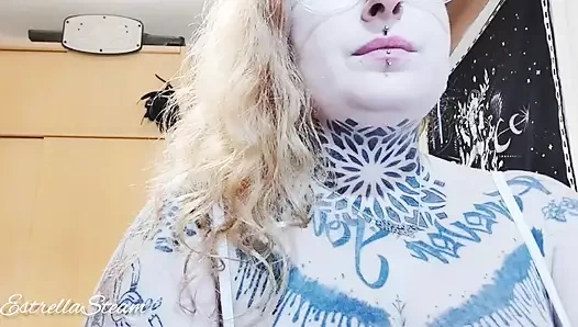 Sigara içen fetiş kız