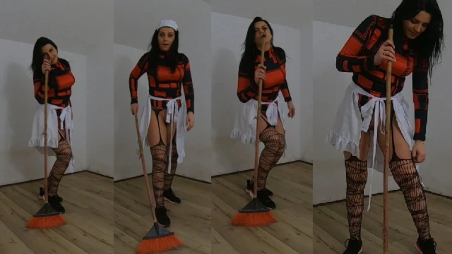 Yaramaz hizmetçi tozlu bir odada süpürge ve paspasla azdırıyor