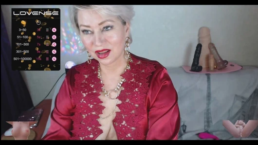 İri göğüslü seksi tombul orta yaşlı seksi kadın göğüsleri ve amıyla oynuyor .!. ))