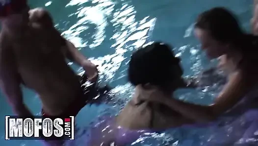 Mofos - bu ateşli porno yıldızları havuz partisinde gece gündüz emiyor ve sikişerek bağımsızlıklarını kutluyor