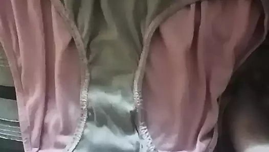 Annemin külotunu sikiyorum