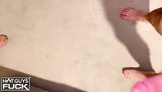 Sarışını bardan geri aldı. vur onu.