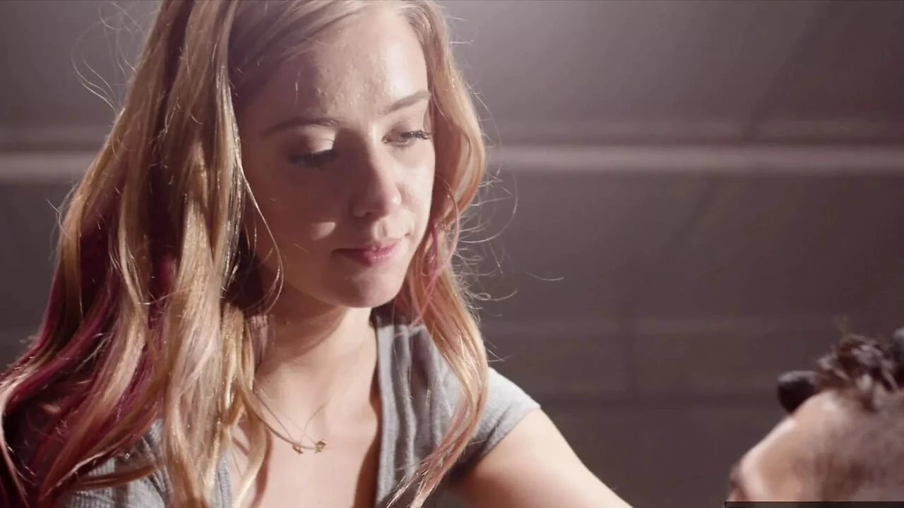 Sâu hơn. haley sậy dang chân cho hai võ sĩ