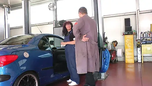 Doğal saçlı kızıl Alman orta yaşlı seksi kadın sikiliyor