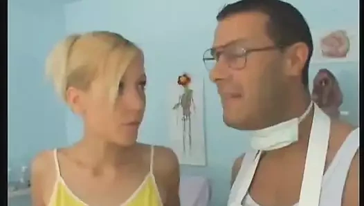 Doktor hastaların amını muayene ediyor