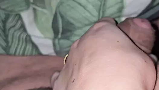 Üvey anne kocasını rahatsız etmeden üvey oğlunun yarağını elle muamele edecek