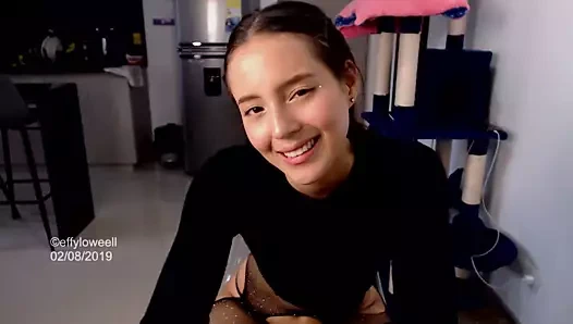 Melek yüzlü sıska web kamerası cinsel bir tanrıçanın vücuduna sahip, amacı tatlılığıyla kalbinizi eritmek