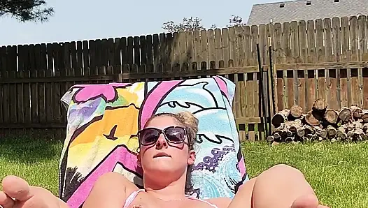 Ateşli evli kadın Lexi Love komşusu dışarıdayken bahçede mastürbasyon yapıyor!