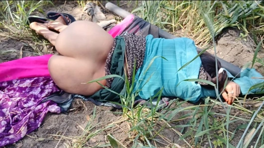 18 yaşındaki genç üvey kız kardeş açık havada buğday tarlasında çıplak, soyunuyor ve şişman götünü parmaklıyor ve sikişiyor