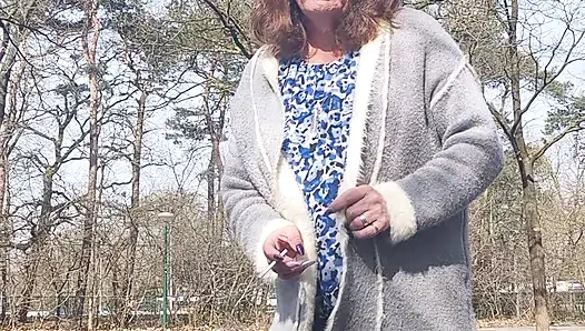 Dışarıda sigaranın tadını çıkarıyor